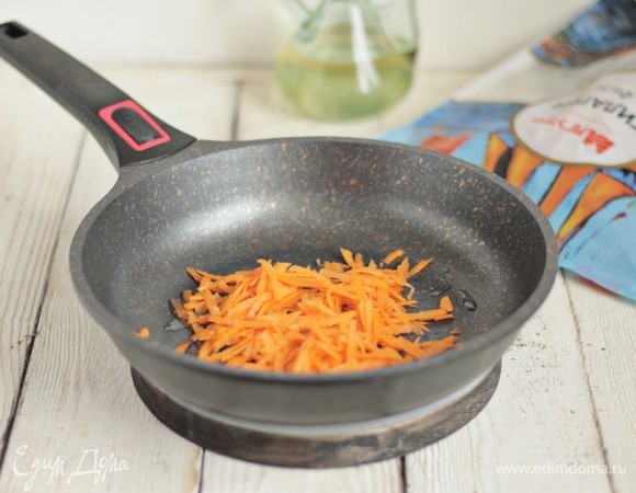 Пассеруем морковь.