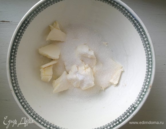 Маргарин заранее достать из холодильника. Размягченный маргарин растереть с сахаром, солью и ванилином.