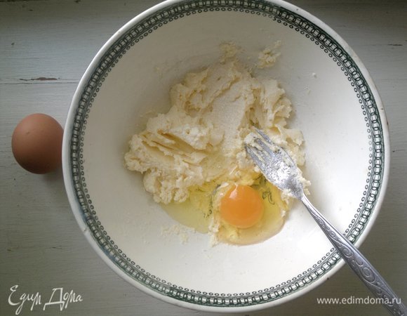 По одному добавить яйца, не прекращая взбивать.