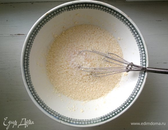 Всыпать соду и погасить ее уксусом, перемешать.