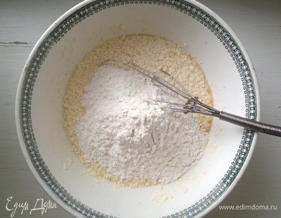 Постепенно всыпая просеянную муку, замесить тесто.