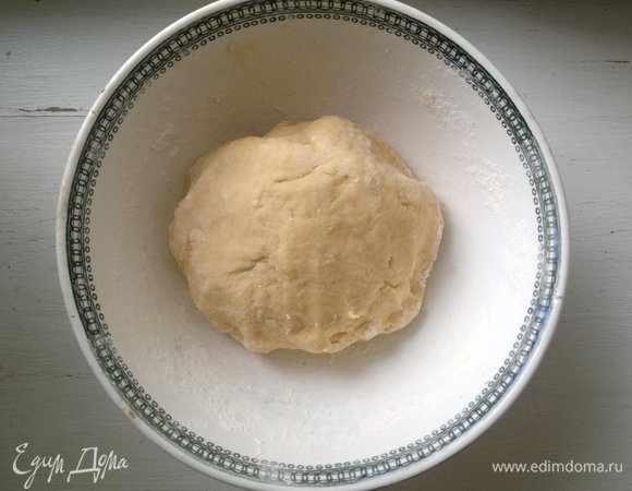 Собрать тесто в шар, накрыть пищевой пленкой и поставить в холодильник на полчаса.