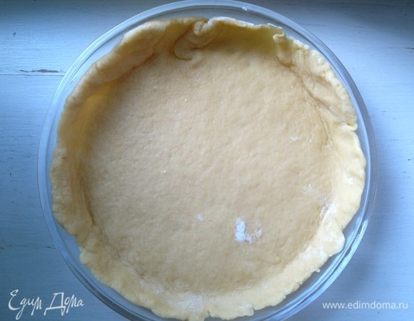 Выложить тесто в форму, смазанную маргарином, формируя бортики.