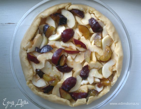 Выложить фрукты на тесто в форме в произвольном порядке. Бортики загнуть на пирог.