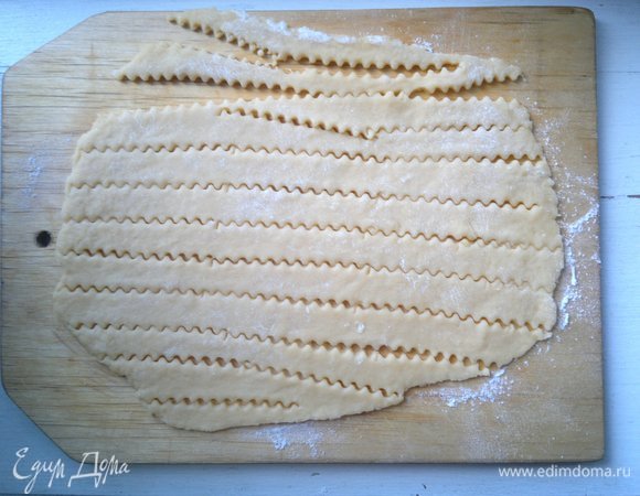 Оставшееся тесто тонко раскатать. Нарезать длинными полосками шириной 1,5–2 см.