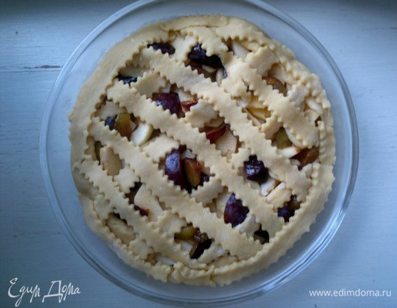 Выложить полоски теста на пирог в виде плетенки. Поставить форму с пирогом в духовку, разогретую до 180ºС на 30–35 мин.