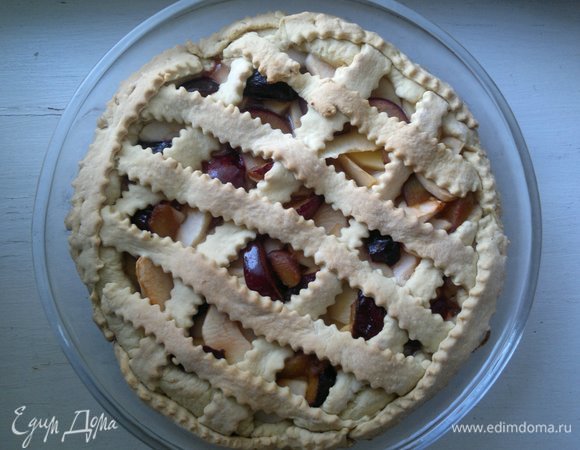 Готовый пирог достать из духовки.