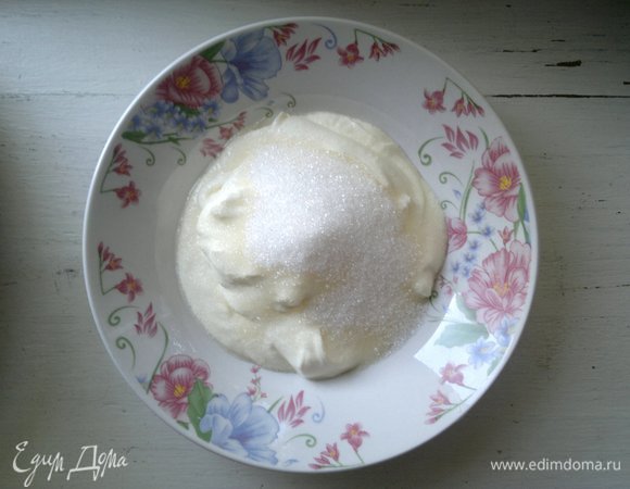Для заливки сметану соединить с сахаром, взбить.