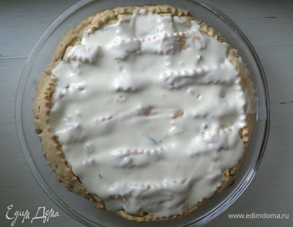 В оригинальном рецепте говорилось, что заливку нужно выливать на пирог прямо в форме. Я сначала так и сделала, но потом сразу же переложила пирог на блюдо. Дело в том, что пирог с заливкой размягчается, и при вытаскивании из формы может поломаться. Лучше вытащить его из формы (он очень легко достается) и затем заливать сметанной массой.