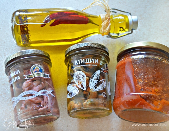 Приготовьте томатный соус (у меня собственного приготовления, с базиликом) и морепродукты. Слейте жидкость из баночки с мидиями и щупальцами кальмара.