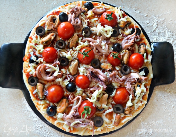 Далее смажьте тесто томатным соусом и равномерно распределите начинку. Сверху слегка сбрызните оливковым маслом и поставьте в разогретую духовку на 20–25 мин.