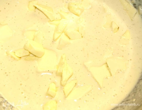 Добавить нарезанное кусочками сливочное масло. Перемешать.