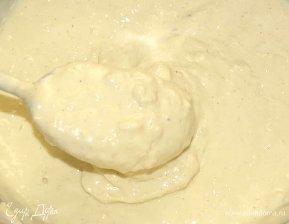 Добавить просеянную муку, разрыхлитель. Все перемешать. Должно получиться тесто как на оладьи. Отставляем тесто и даем отдохнуть, пока будем готовить начинку.