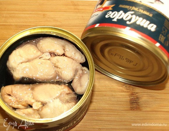 Горбушу натуральную ТМ «Капитан вкусов» открыть, слить жидкость. Переложить горбушу в миску.