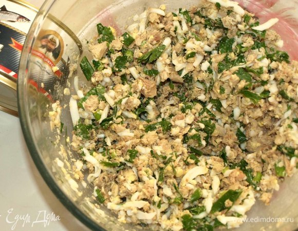 В миске размять рыбу вилкой. Яйца измельчить на крупной терке, зелень мелко порубить. Добавить соль и перец по вкусу. Перемешать. Начинка готова.