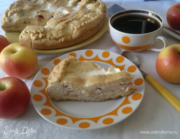 Разрезать пирог на порции и подать к столу. Угощайтесь! Приятного аппетита!