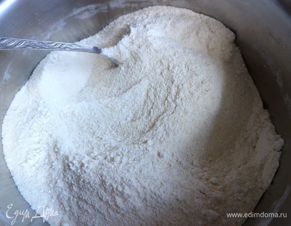 Смешать сухие ингредиенты (пшеничную муку, манную крупу из твердых сортов пшеницы, сахарный песок мелкий, ванильный сахар, разрыхлитель).