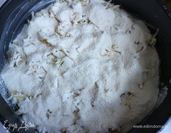 Затем на яблоки поместить еще 1/4 часть сухой смеси.