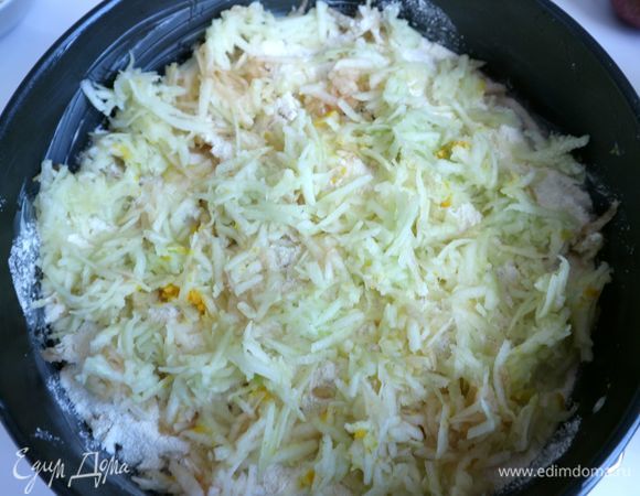 Следующий слой — яблок и т. д. Видите, какие сочные яблоки.