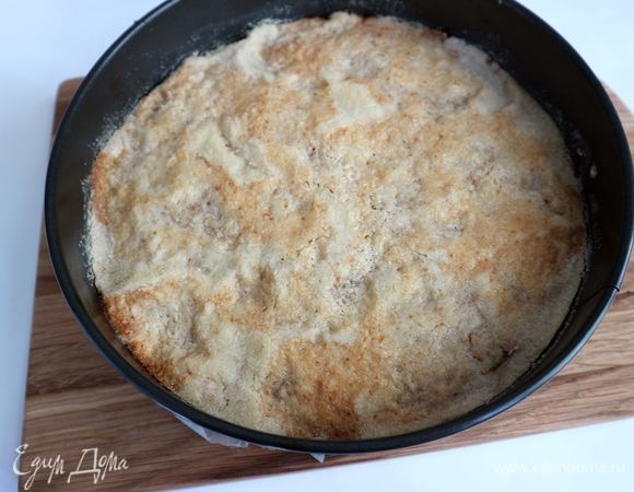 Достать пирог из духовки, дать немного постоять.