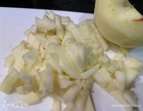 Приготовьте начинку: большое зеленое яблоко почистите, удалите сердцевину и мелко нарежьте.