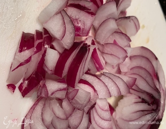 Почистите и нарежьте красный лук.