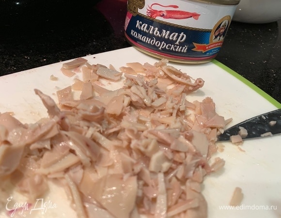 Кальмаров ТМ «Капитан Вкусов» тоже мелко нарежьте.