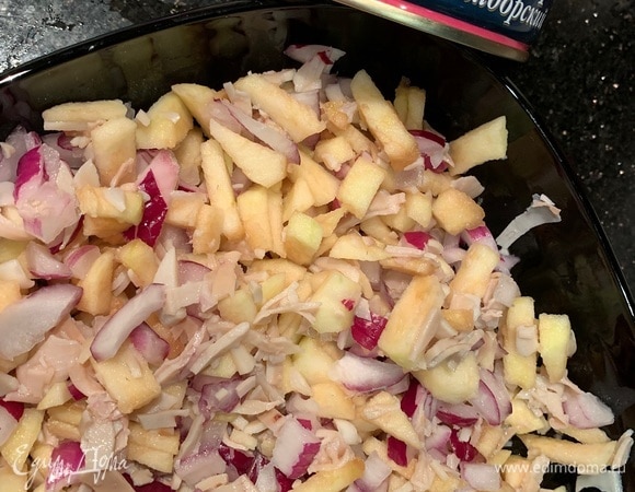 Смешайте яблоки, лук и кальмаров.