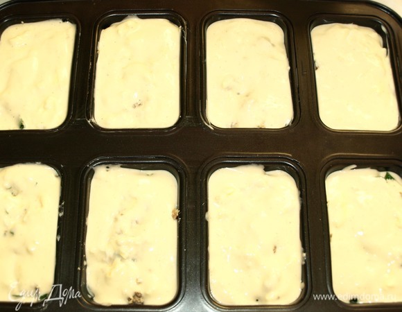 Закрываем начинку тестом. Отправляем в заранее разогретую до 180°C духовку на 30 минут. Готовность проверить бамбуковой палочкой. Если готовить один большой пирог, то время в духовке составит 40–50 минут.