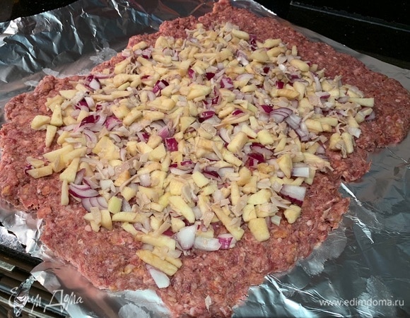 Сверху ровным слоем выложите начинку.