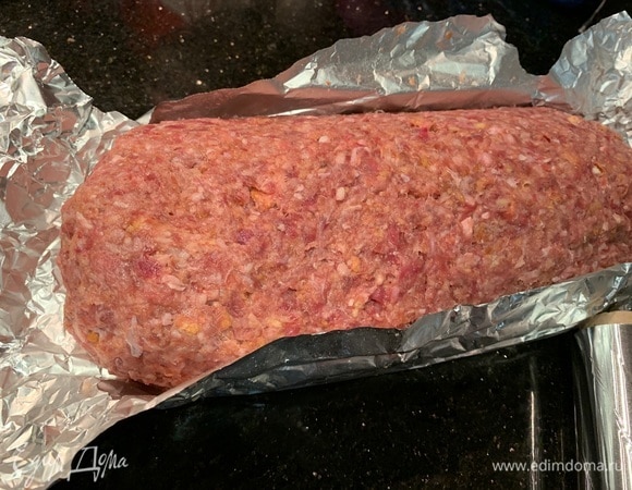 Сверните рулет. Фольгу с рулетом переложите на противень и готовьте в предварительно нагретой до 200°C духовке 30 минут.