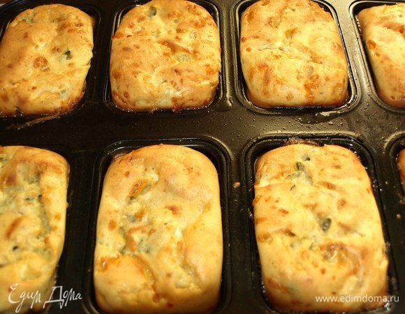 Достаем готовые мини-пироги. Даем остыть.