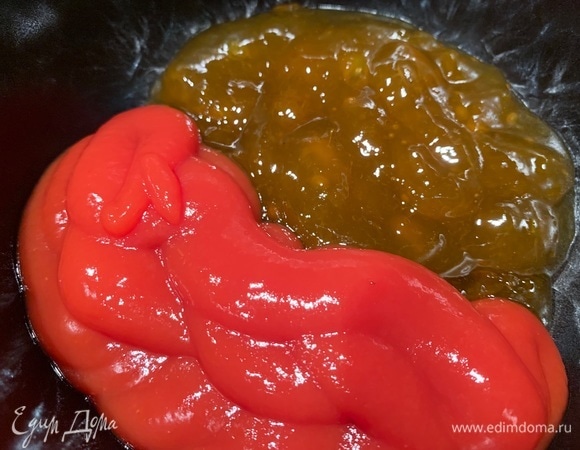 Для глазури смешайте кетчуп и абрикосовый джем.