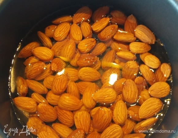 Очистить миндаль от шкурки. Для этого бланшировать в кипятке 1 минуту, слить воду, обдать холодной водой и откинуть на дуршлаг.
