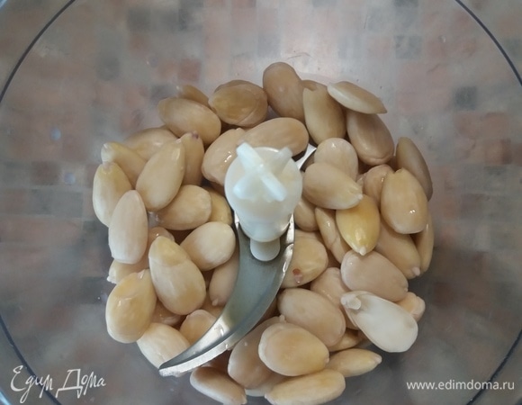 Порубить миндаль. Я делала в два захода, чтобы получилось две разных текстуры.