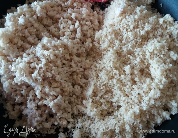 Молотый миндаль просушить на сковороде или в духовке. Охладить.