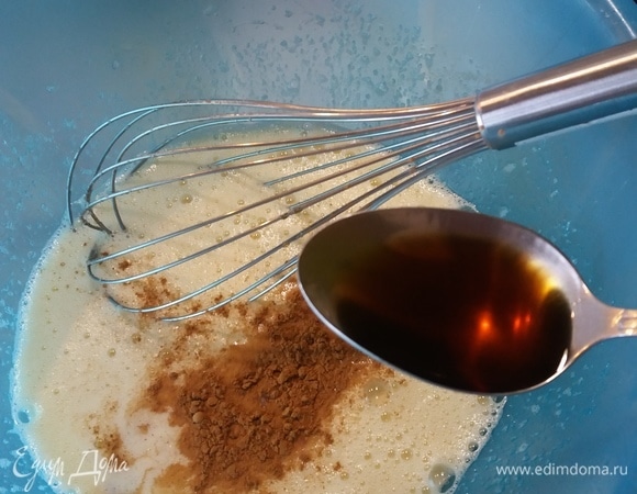 Взбить яйца с сахаром. Добавить корицу, херес.