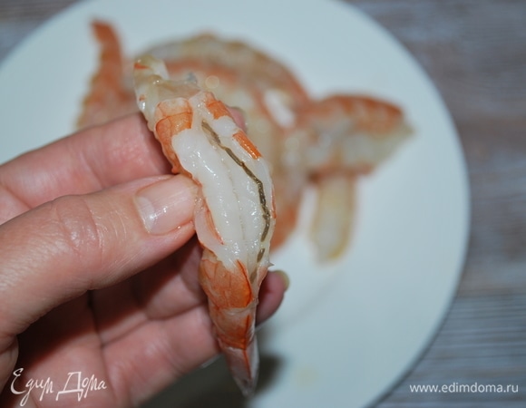 Креветки очистите от панциря и черной прожилки.