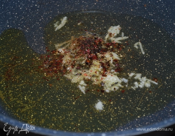 На сковороде обжарьте на оливковом масле нарезанный чеснок и смесь перцев (у меня черный перец и красный), по желанию добавьте другие специи.