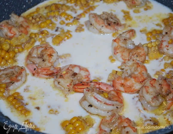 К креветкам и кукурузе добавьте сливки.