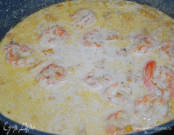 Проварите соус в течение 5 минут. Посолите по вкусу.