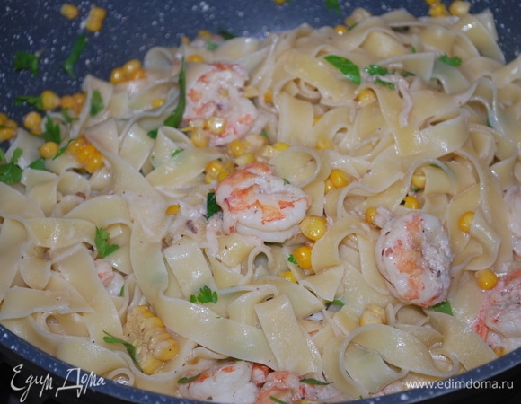 Добавьте свежую мелко нарезанную петрушку и все хорошо перемешайте. Сразу подавайте к столу.