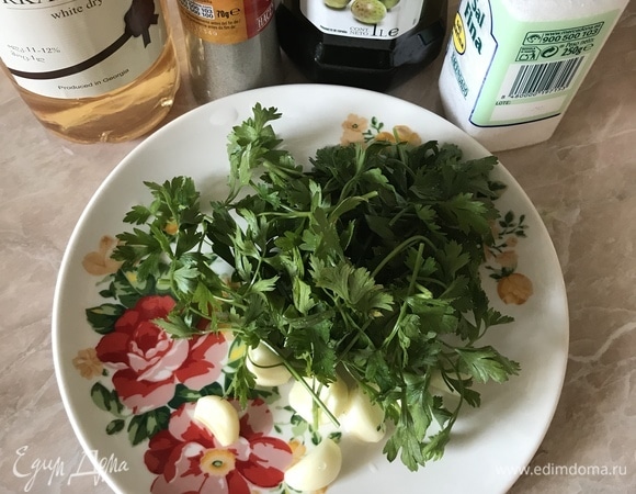 В оригинальном рецепте этого блюда используется вино «Мансанилья» — это вино из группы хересов Фино. Это очень сухое вино, отличающееся бледно-соломенным цветом. Но я в Тбилиси не нашла такое вино, поэтому использовала грузинское сухое вино «Ркацители». Итак, чеснок и зелень промыть и хорошо обсушить.