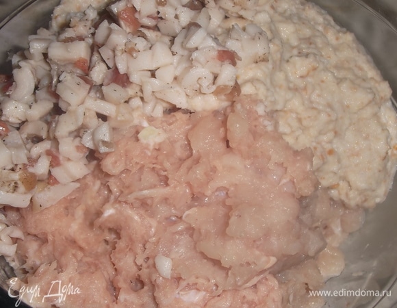 Курицу отделить от костей. Мясо, размоченный в молоке белый хлеб, репчатый лук пропустить через мясорубку или измельчить блендером. Свиное сало мелко нарезать. Соединить все ингредиенты. Посолить, поперчить. Фарш хорошо перемешать. Отбить.