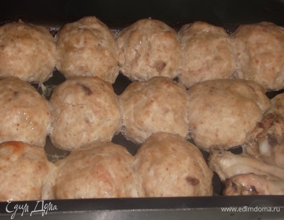 Поставить форму в духовку на 220°C. Запекать 40–45 минут.