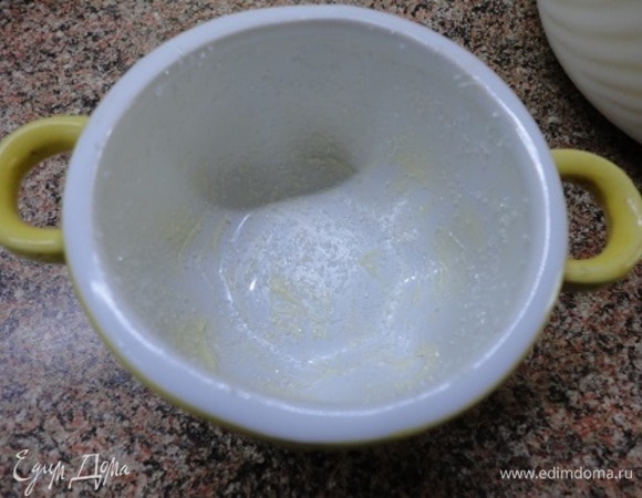 Огнеупорные порционные формы смазать сливочным маслом и посыпать сахаром.