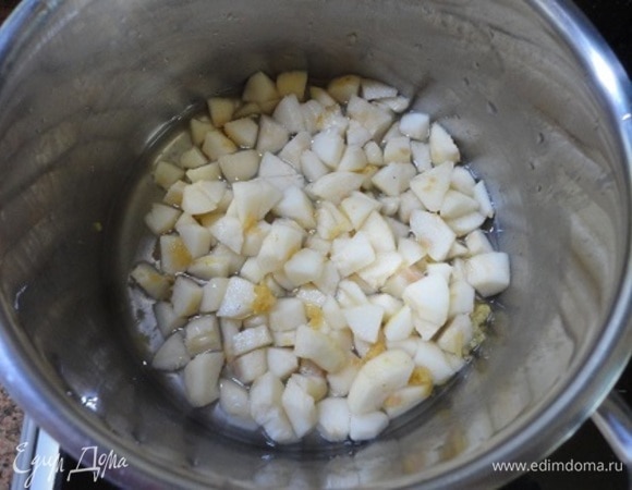 Крупные груши очистить, нарезать небольшими кубиками, добавить натертый свежий имбирь, выложить в кастрюлю, засыпать 2 ст. л. сахара и налить воды до половины уровня груш. Варите на медленном огне, пока вода практически не выпарится, а груша не станет мягкой. Грушу измельчите в блендере или разомните вилкой/ложкой. Оставьте остывать.