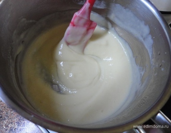 Молоко доведите до кипения и добавьте ваниль или ванильный сахар (ванильную эссенцию). Уберите с огня. Желтки отделите от белков и взбейте с 4 ст. л. сахара в пышную пену. Продолжая взбивать, добавьте муку. Взбитые желтки влейте тонкой струйкой в горячее молоко, постоянно помешивая венчиком. Полученную массу вновь поставьте на огонь и на медленном огне, помешивая, готовьте до загустения.