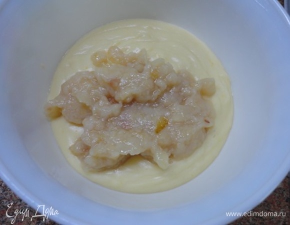 Отмерьте 230 г грушевого пюре и смешайте его с кремом. Дайте остыть. Включите духовку для разогрева до 200°C.