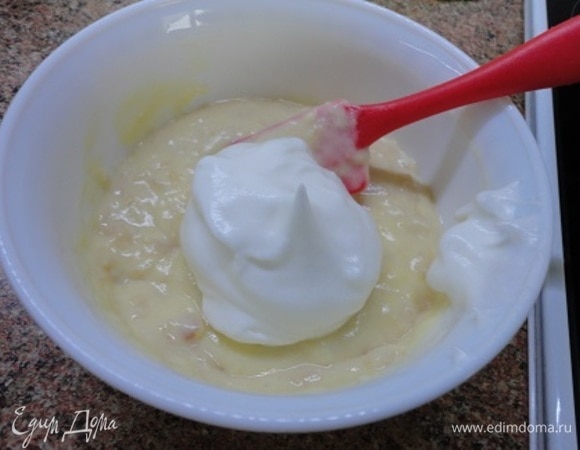 Белки взбейте, добавьте оставшийся сахар и взбивайте до гладкой массы. Смешайте с грушевым кремом и разложите в подготовленные формочки. Запекайте 15 минут, пока не поднимется и не подрумянится.